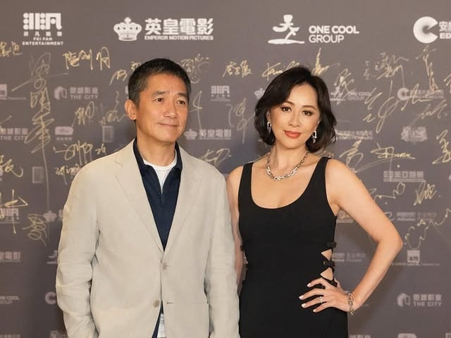 梁朝偉機場求救劉嘉玲神情曝光！網友笑翻：「影帝也太反差萌！」