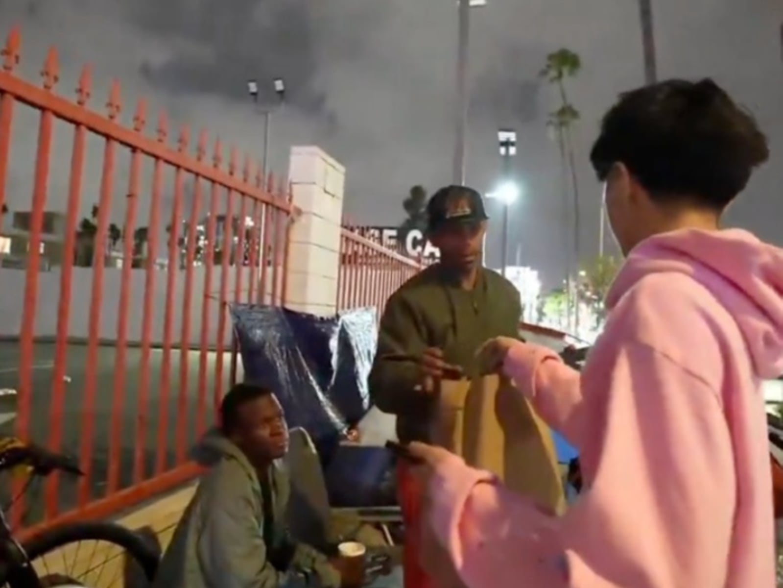 Ray 主動關心街友提供食物援助送幸福！聊天室網友狂讚「W Ray！」