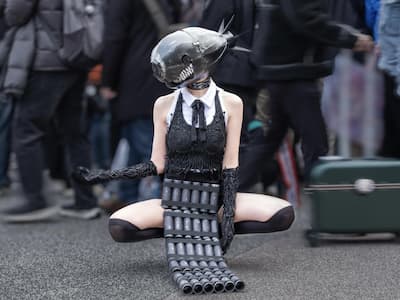 開拓動漫祭 FF46 神級還原再 +1！《鏈鋸人》蕾潔炸彈惡魔 Cosplay 成社群焦點