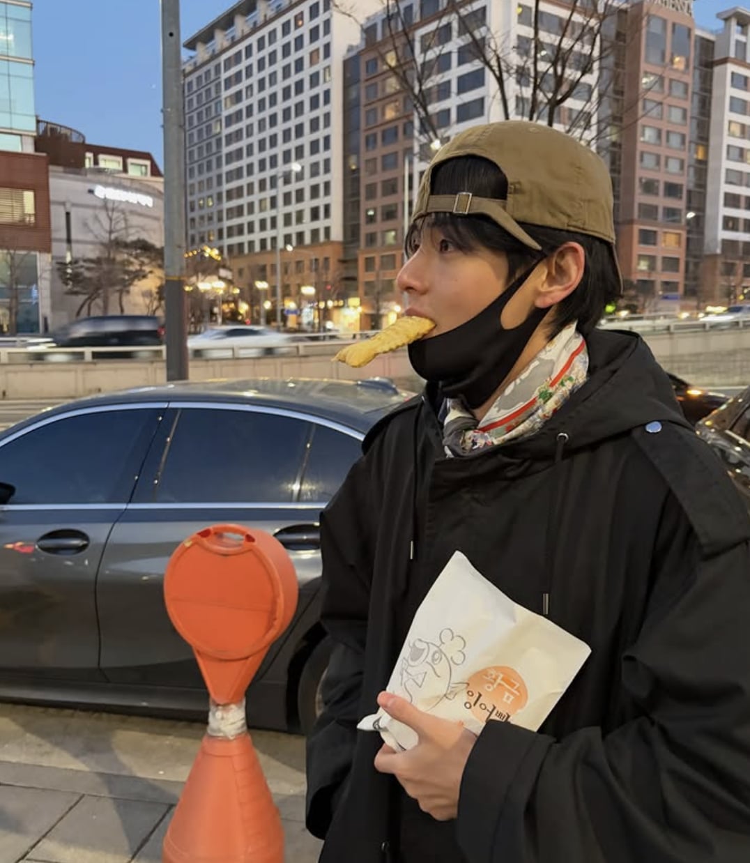 BTS 防彈少年團 V 金泰亨葡萄牙偶遇 9 年粉絲！主動擁抱合照暖哭全網！