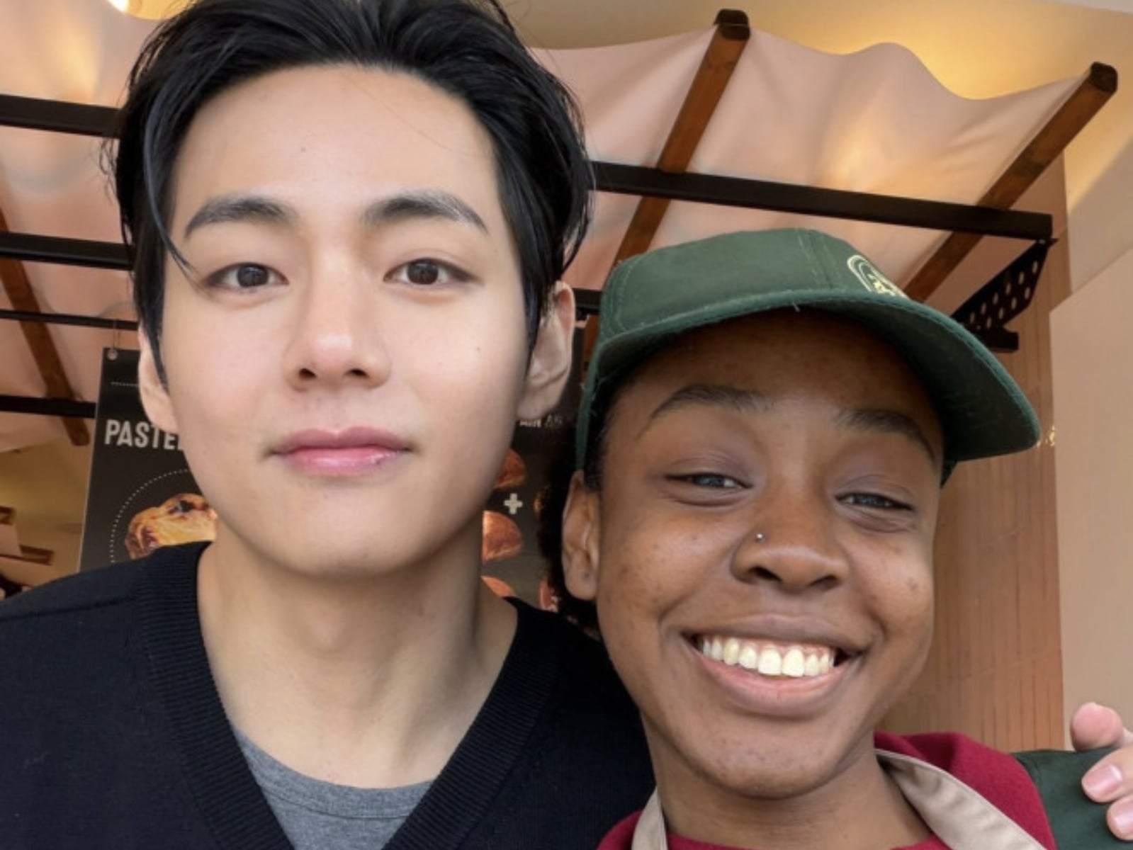 BTS 防彈少年團 V 金泰亨葡萄牙偶遇 9 年粉絲！主動擁抱合照暖哭全網！