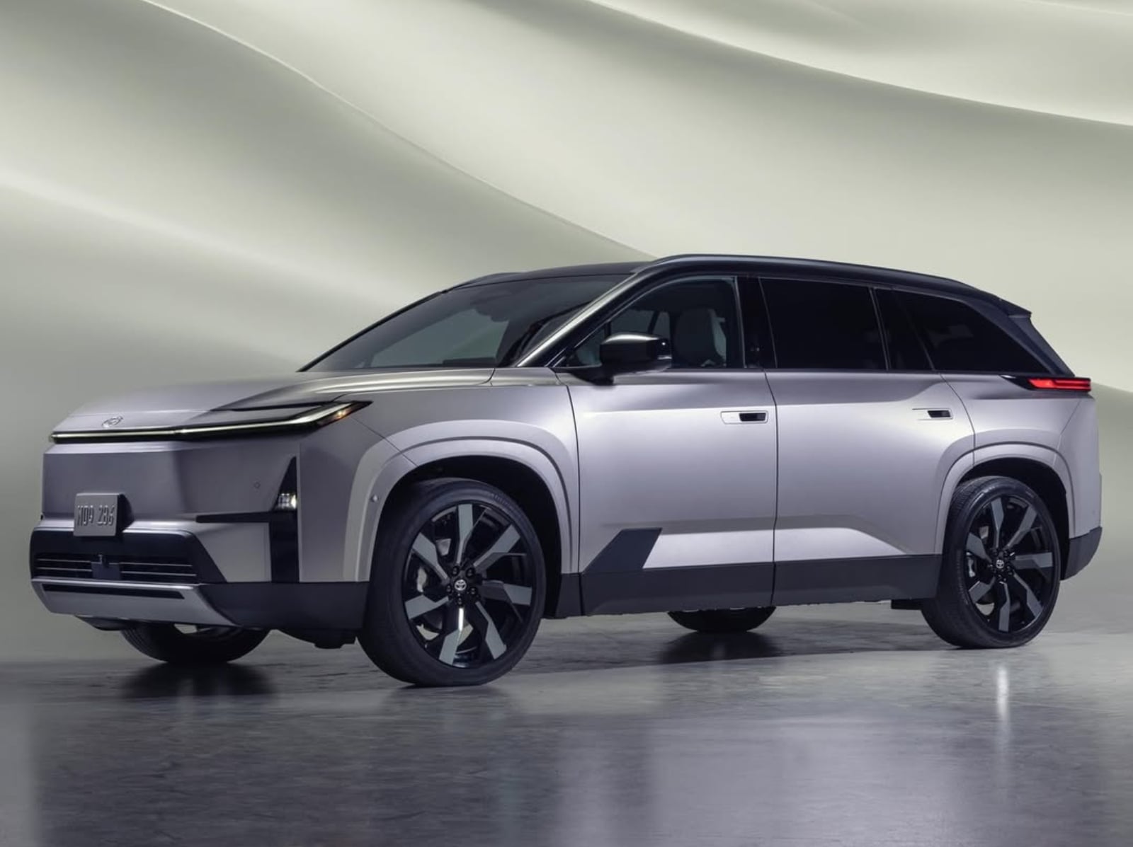 TOYOTA Highlander 2027 年式大改款曝光！首度推出純電動版、22 吋超大輪圈⋯亮點一次看！