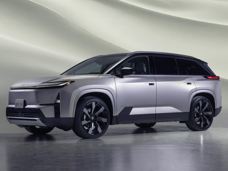 TOYOTA Highlander 2027 年式大改款曝光！首度推出純電動版、22 吋超大輪圈⋯亮點一次看！