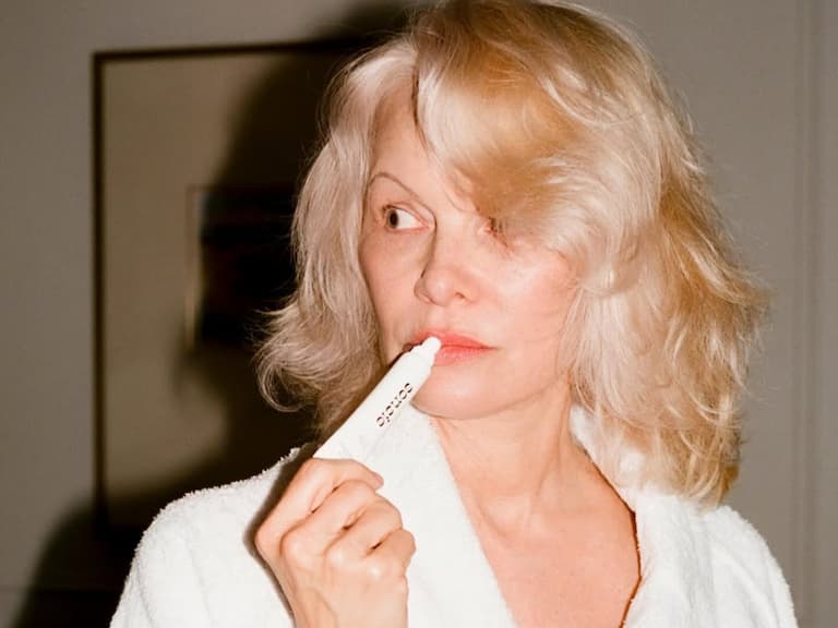 潘蜜拉安德森 Pamela Anderson 品牌潤唇膏爆紅！想當毫不費力漂亮寶貝必收！