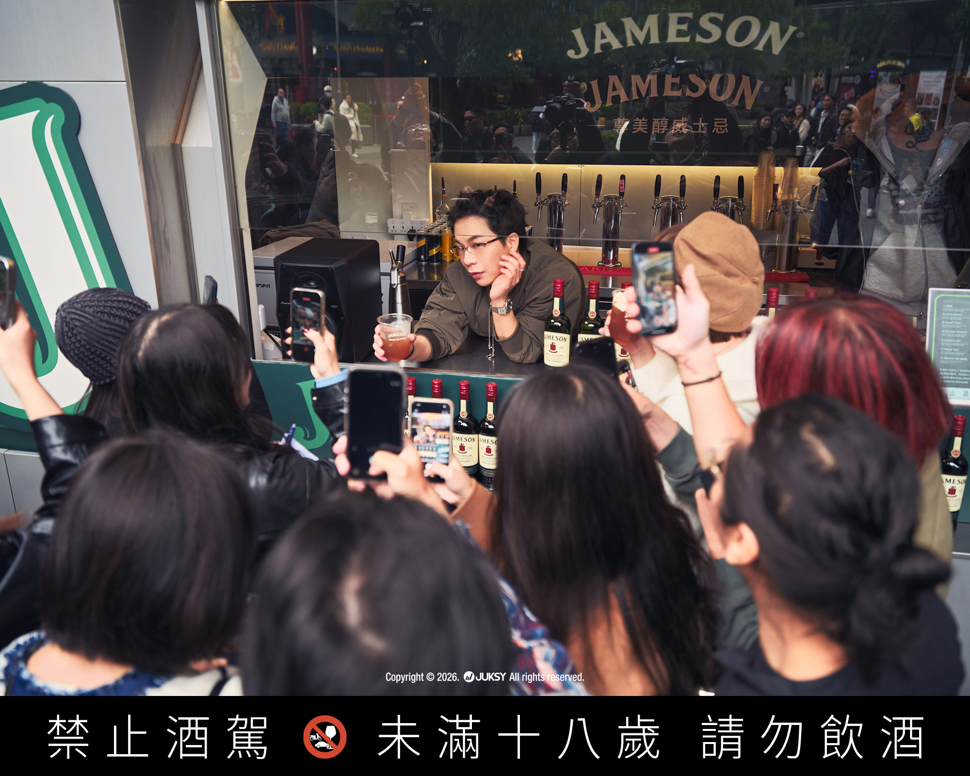 信義街頭引爆社交狂潮，派翠克快閃化身一日 Bartender！成為「社交超人」的關鍵，就在 J 一杯，陌生人也能一秒變同桌！