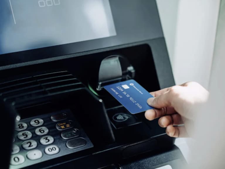ATM 過年春節使用 5 大注意事項！避開尖峰、預先補登存摺⋯一次看！