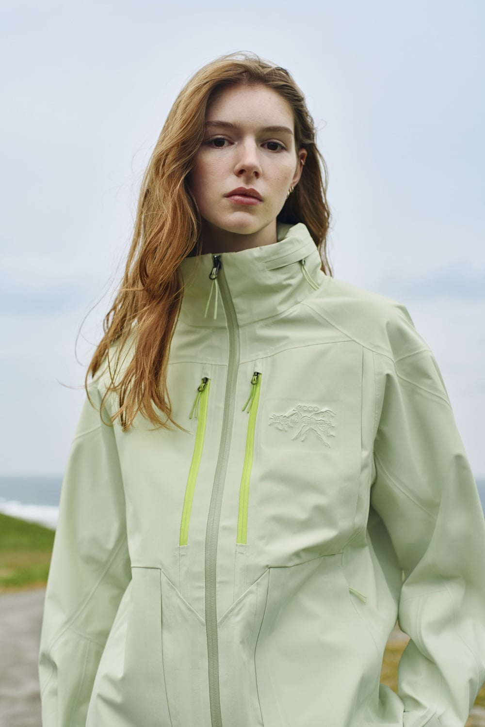 ECCO × White Mountaineering 聯名系列推春夏新作！低飽和色系串聯城市與戶外場景！