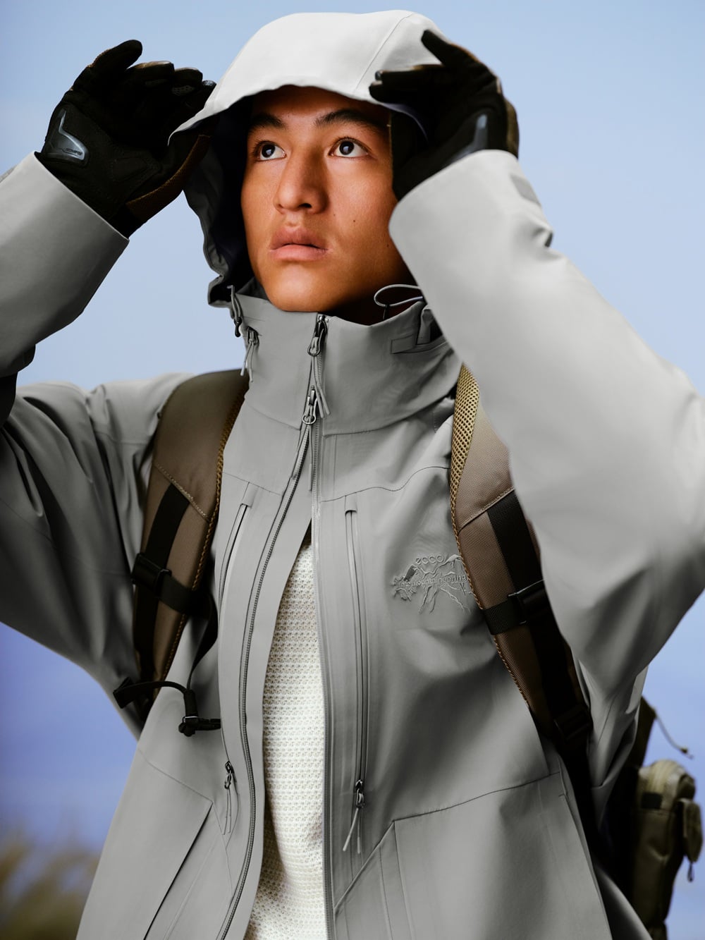 ECCO × White Mountaineering 聯名系列推春夏新作！低飽和色系串聯城市與戶外場景！