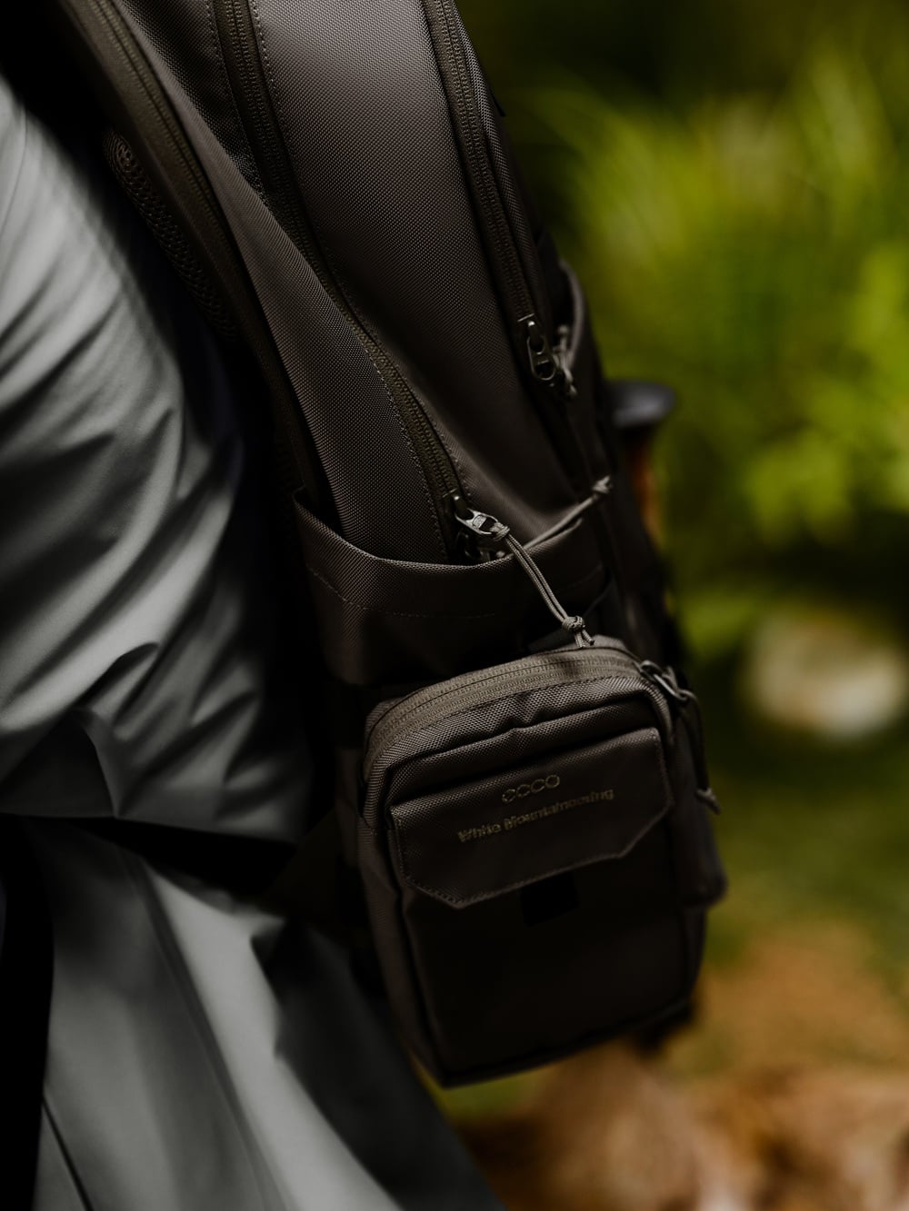 ECCO × White Mountaineering 聯名系列推春夏新作！低飽和色系串聯城市與戶外場景！