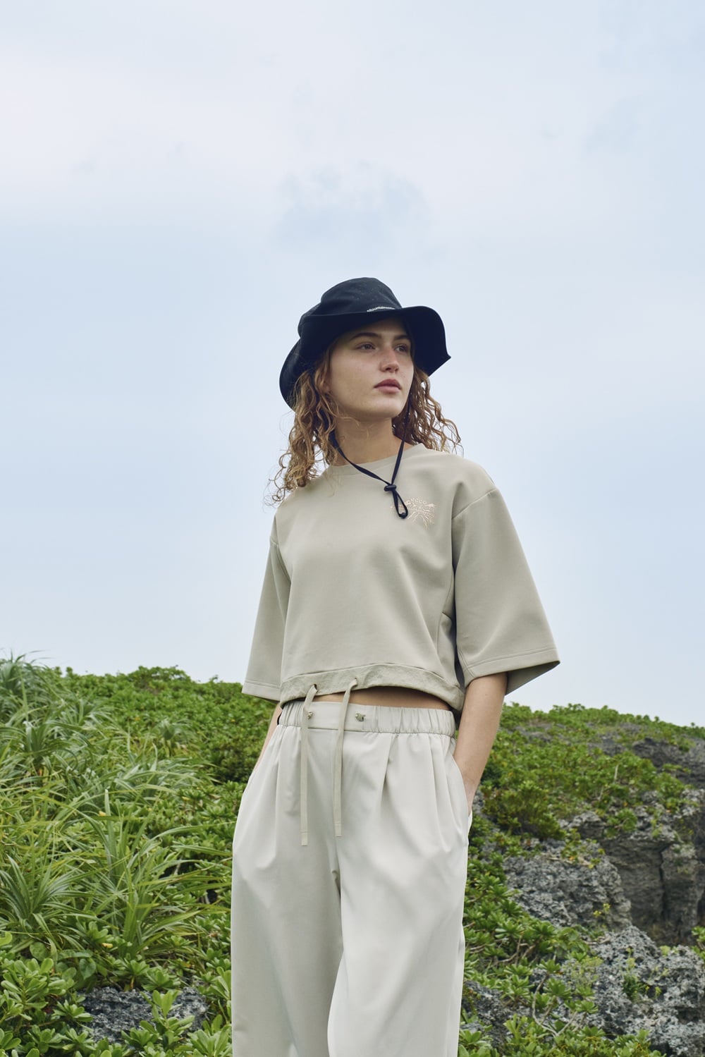 ECCO × White Mountaineering 聯名系列推春夏新作！低飽和色系串聯城市與戶外場景！