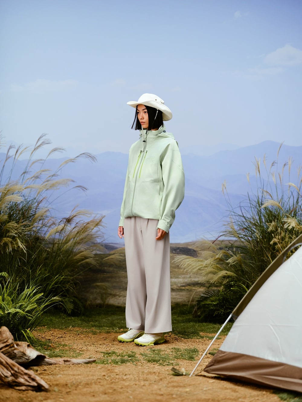 ECCO × White Mountaineering 聯名系列推春夏新作！低飽和色系串聯城市與戶外場景！