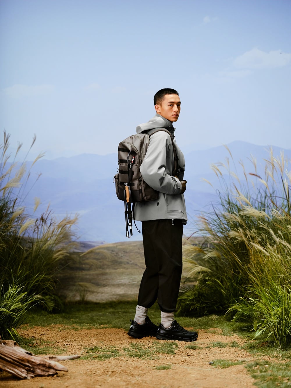 ECCO × White Mountaineering 聯名系列推春夏新作！低飽和色系串聯城市與戶外場景！