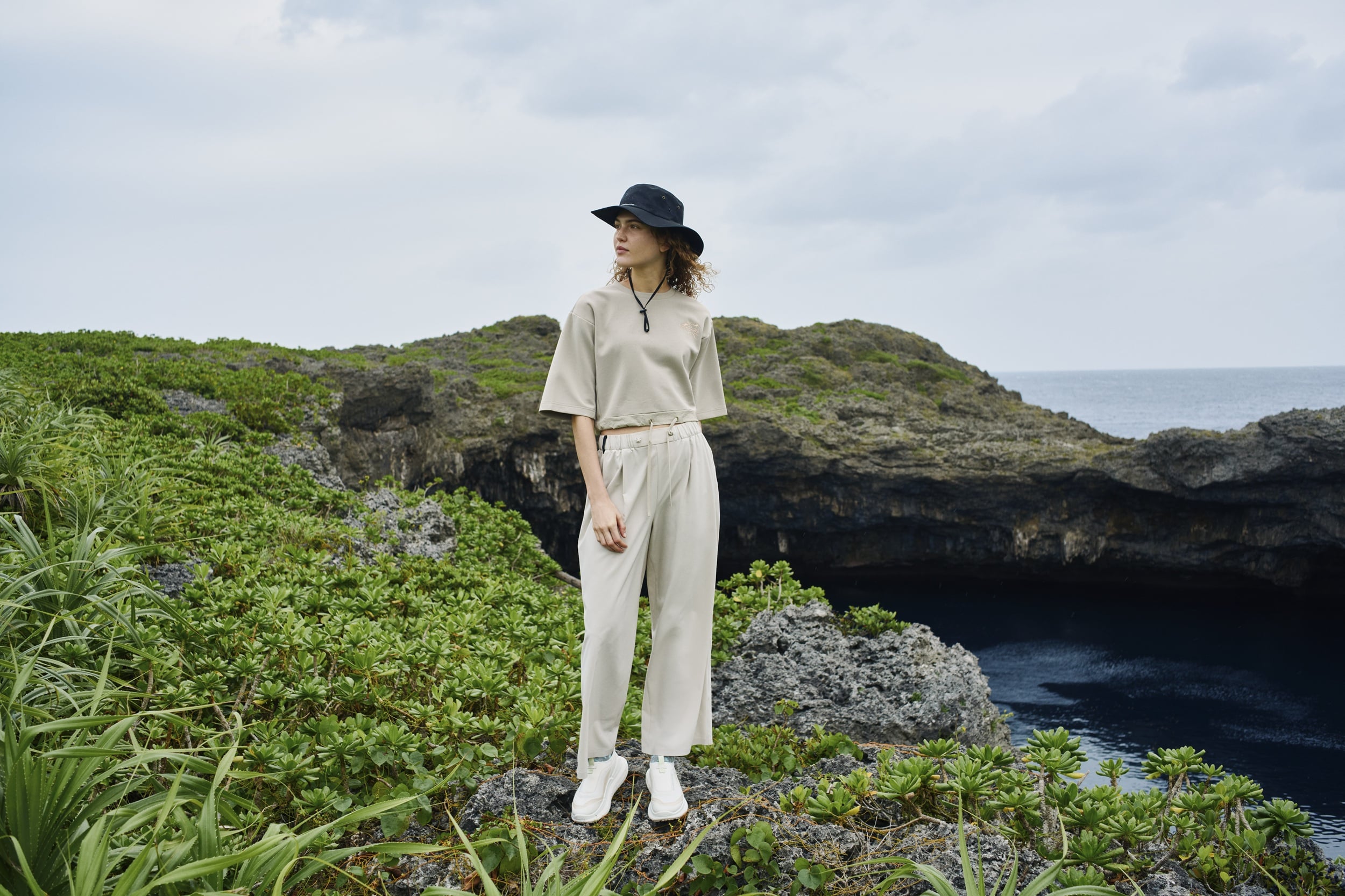 ECCO × White Mountaineering 聯名系列推春夏新作！低飽和色系串聯城市與戶外場景！