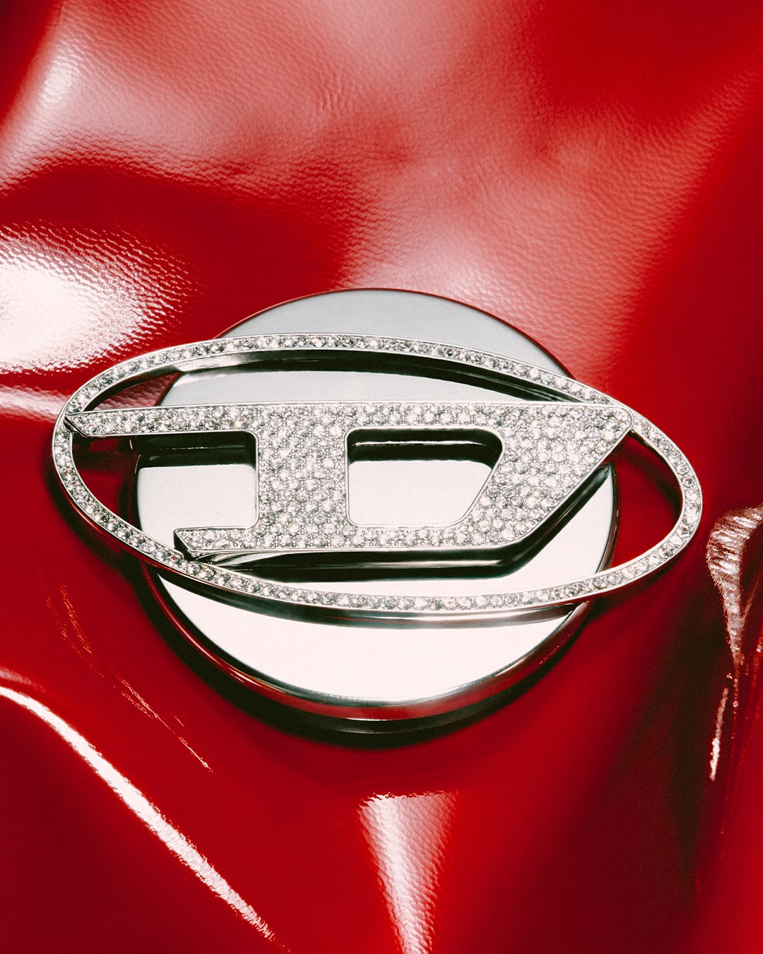 DIESEL × CASETiFY 聯名回歸！丹寧雲朵手機殼、水鑽支架⋯多款必備配件大公開！