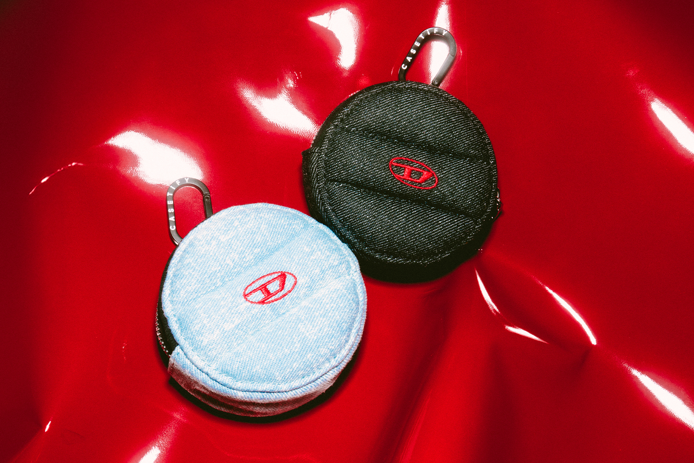 DIESEL × CASETiFY 聯名回歸！丹寧雲朵手機殼、水鑽支架⋯多款必備配件大公開！