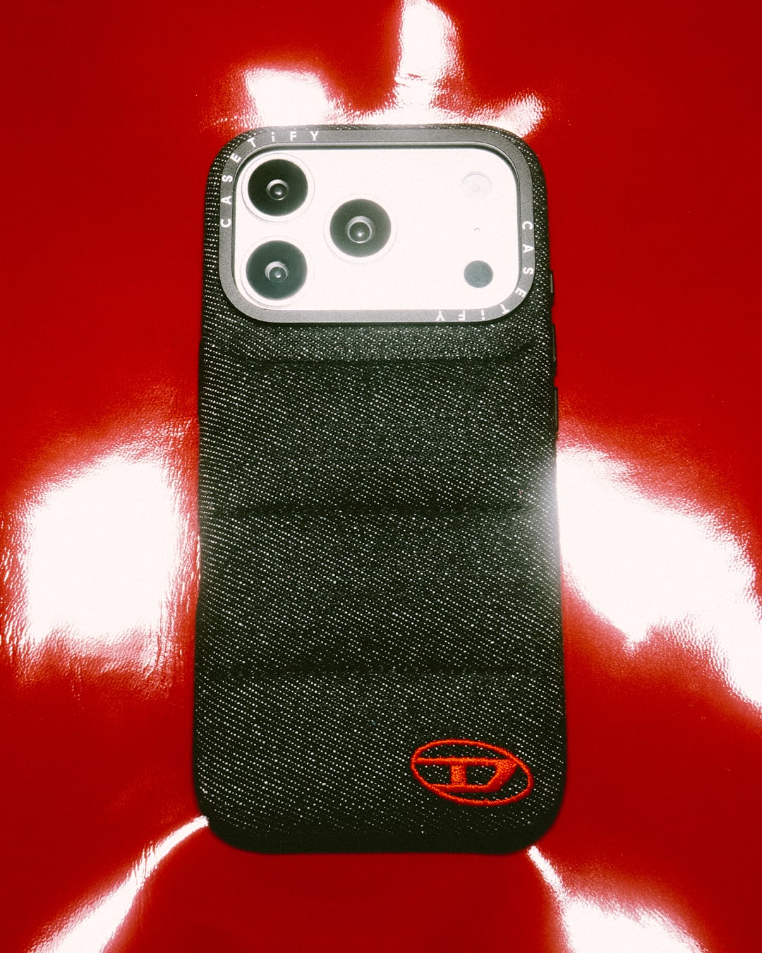 DIESEL × CASETiFY 聯名回歸！丹寧雲朵手機殼、水鑽支架⋯多款必備配件大公開！