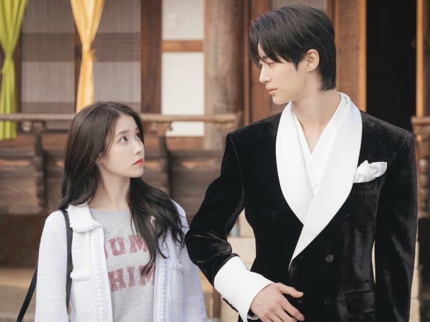 IU、邊佑錫《21 世紀大君夫人》劇照曝光！演員卡司、劇情設定、播出時間．．．一次看！