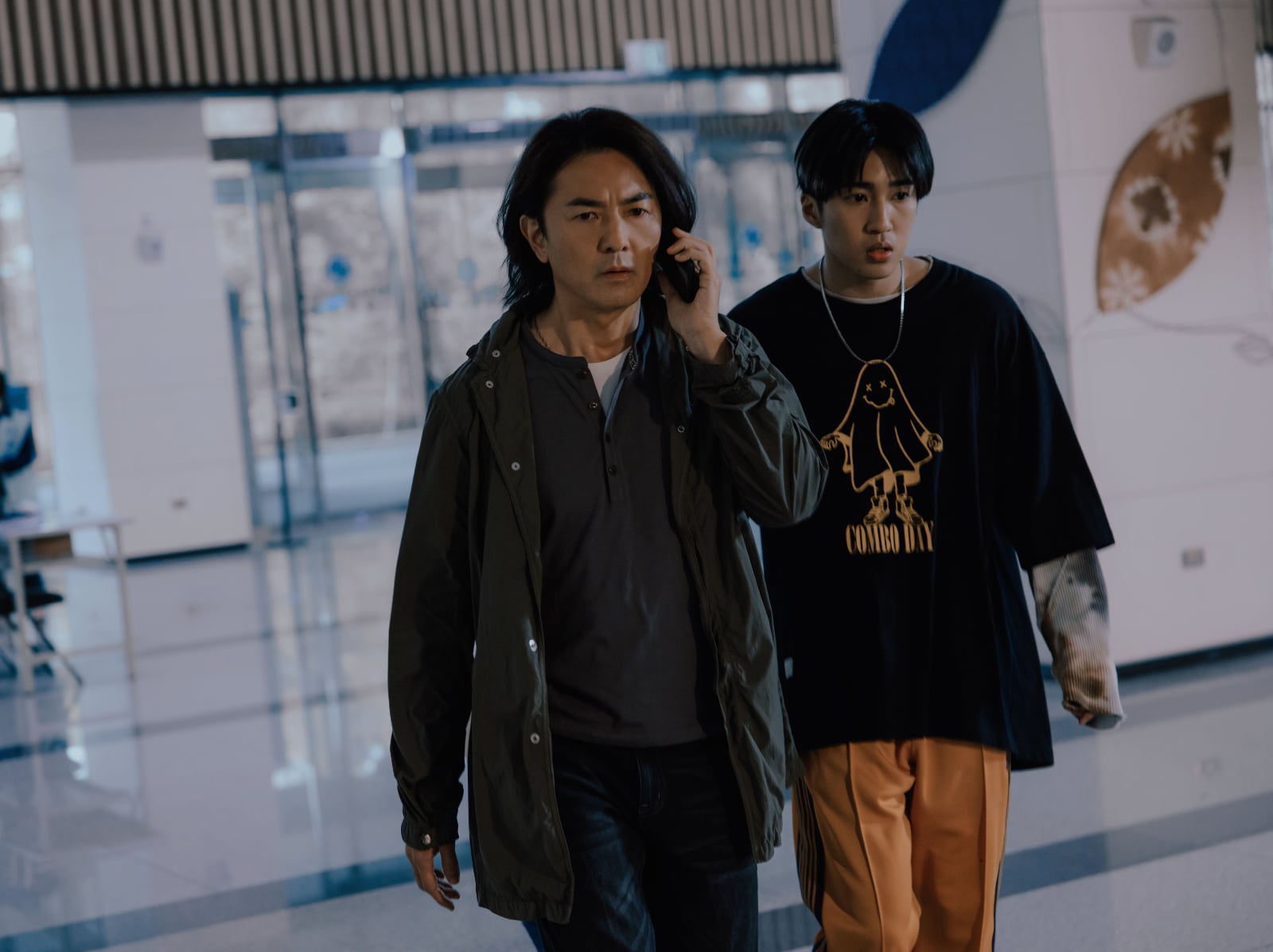 Netflix《百萬人推理》鄭伊健回歸首部台劇！網路評價超兩極，網友：「4 年就這樣？」