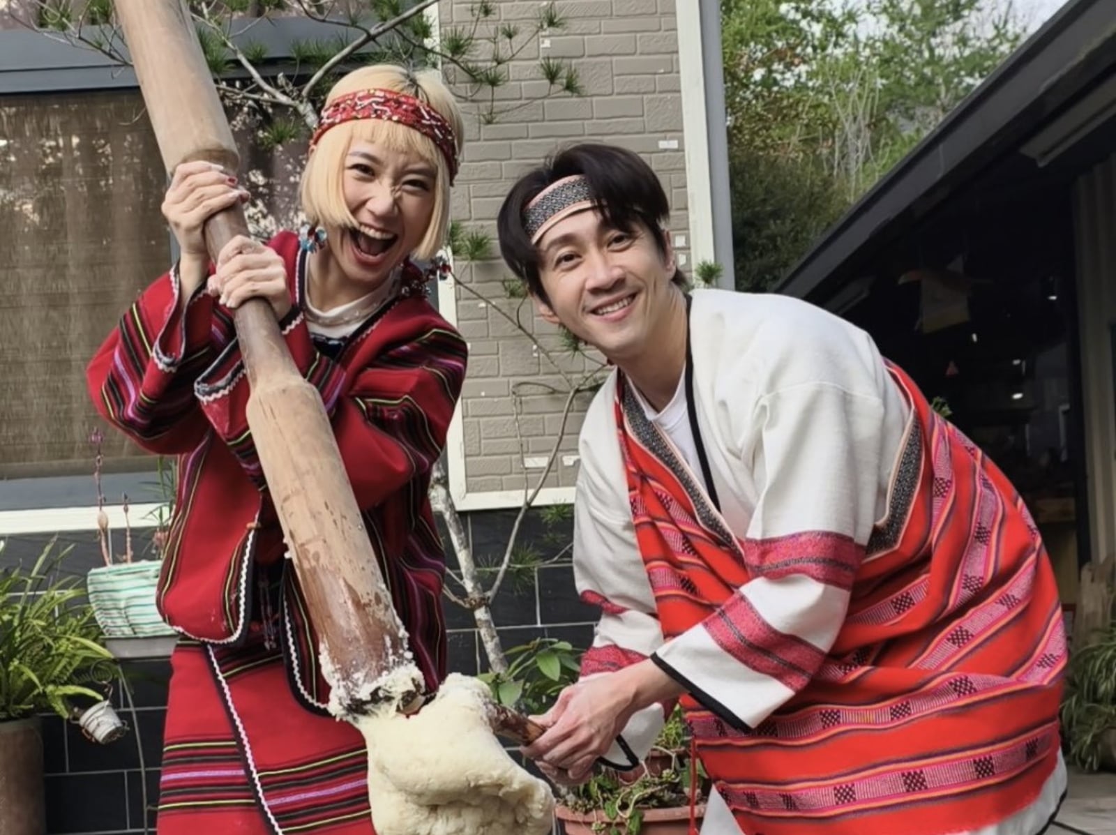 Lulu 黃路梓茵帶陳漢典首次回娘家！回泰雅部落狂捶年糕網讚：「超用心！」