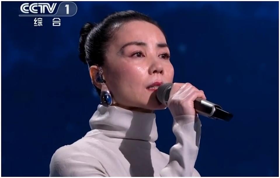 王菲春晚妝容、選曲掀兩極評價！水滴耳環遭虧像洗衣膠囊