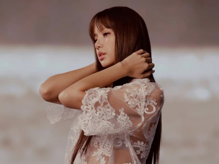 2026 Lisa 聯名 Kith 春夏設計系列正式揭曉！親自設計、穿搭甜辣風一次看！