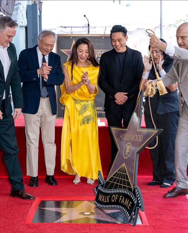 楊紫瓊 Michelle Yeoh 成首位星光大道留名華人女星！感謝李安：「發現我會演戲！」