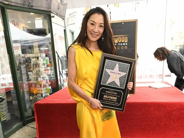 楊紫瓊 Michelle Yeoh 成首位星光大道留名華人女星！感謝李安：「發現我會演戲！」