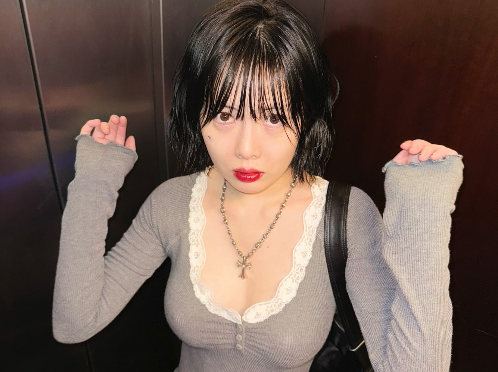 泫雅身高 164 甜牽老公龍俊亨逛街！圓潤身材再掀「懷孕」猜測熱議！