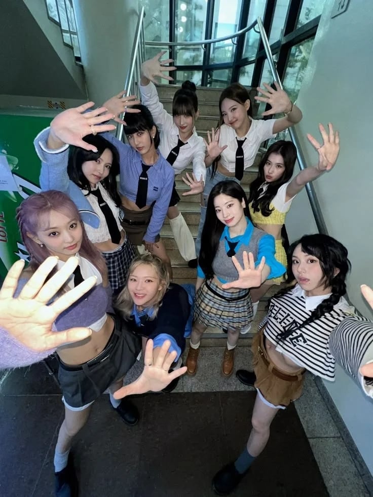 TWICE 演唱會現身「別團手燈」?定延、志效、娜璉都暖心回應,融化現場粉絲!