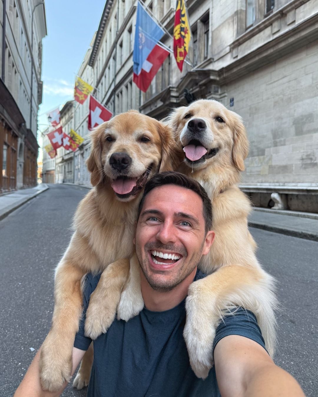 史上最會擺拍的黃金獵犬! 陪主人環遊世界,兼職當超萌狗保母