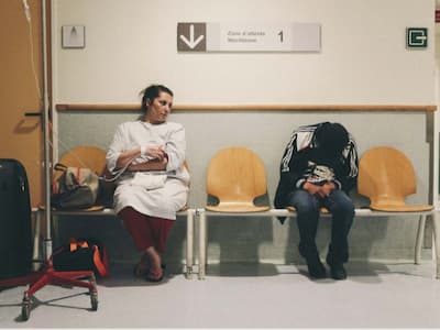 急診室前的生命切面！法國攝影師 Marin Driguez 紀錄下人們最真實、最脆弱的情緒狀態