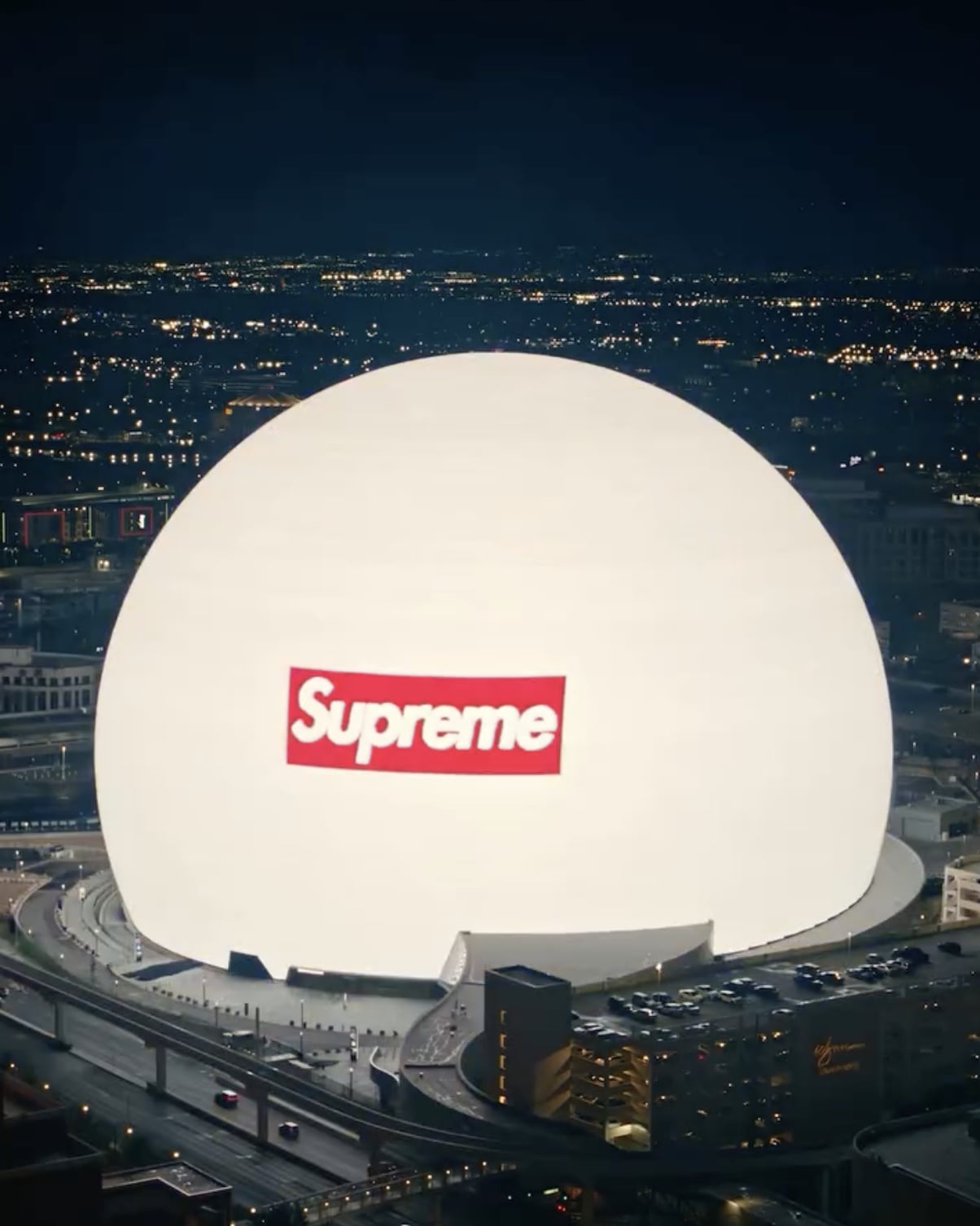 Supreme 佔領拉斯維加斯 Sphere！巨型 Box Logo 預熱 SS26 新系列，超狂行銷手法又引熱議了！