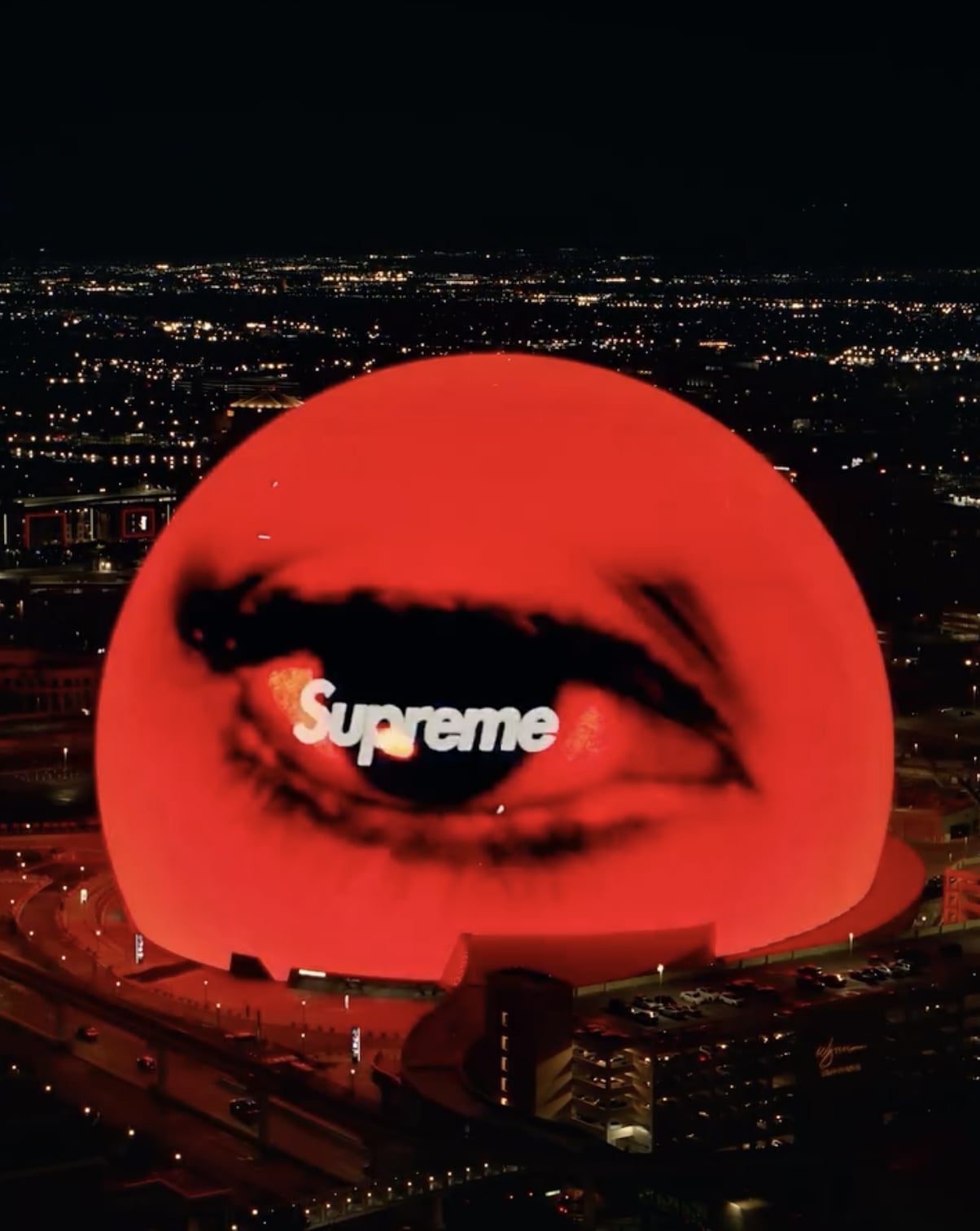 Supreme 佔領拉斯維加斯 Sphere！巨型 Box Logo 預熱 SS26 新系列，超狂行銷手法又引熱議了！