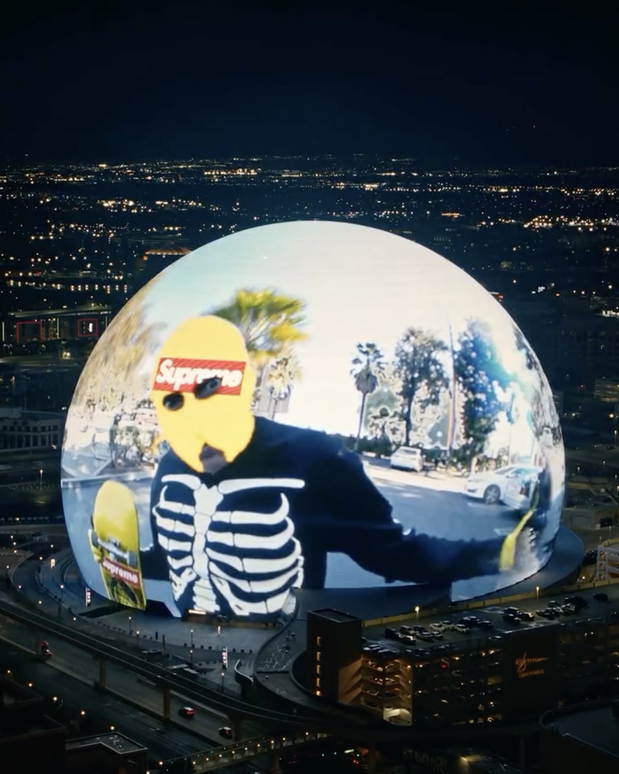 Supreme 佔領拉斯維加斯 Sphere！巨型 Box Logo 預熱 SS26 新系列，超狂行銷手法又引熱議了！