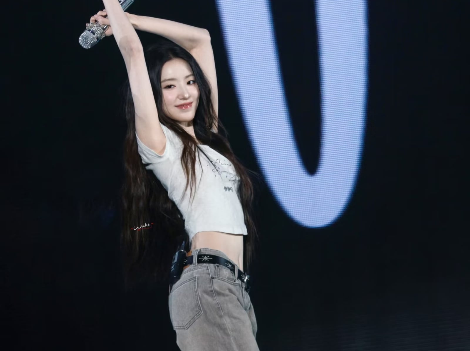 i-dle 葉舒華身高 161 體重 42 身材引擔憂！低溫 3 度露手臂蠻腰，粉絲心疼喊：「別再瘦了！」