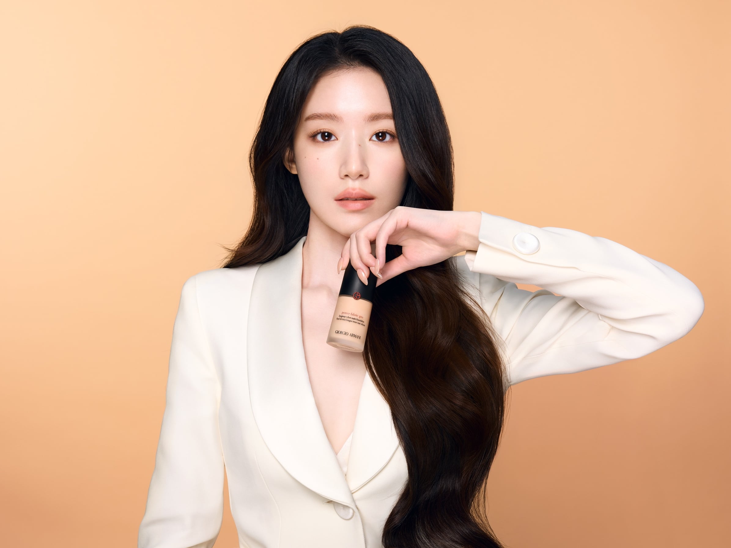 Giorgio Armani 宣布 i-DLE 舒華擔任水慕斯底妝大使！白西裝形象照曝光引全網熱議！