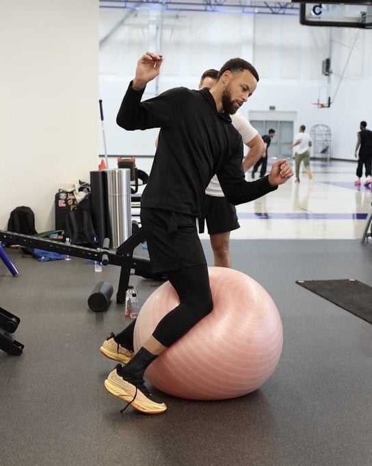 Stephen Curry 下一站安踏？訓練上腳 ANTA 球鞋竟印有 Curry Brand 標誌！