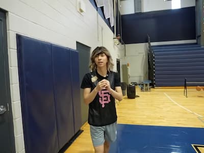 Ray 與美國高中女籃一同訓練！戴假髮化身好姐妹、霸氣送全隊 adidas 球鞋！