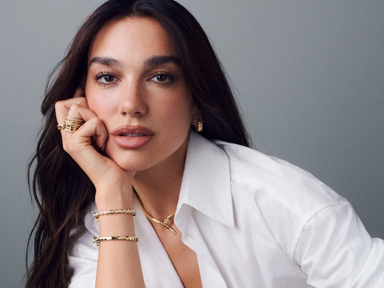 杜娃黎波 Dua Lipa 身高 173 成為寶格麗全球品牌代言人！襯衫開深 V 展現性感魅力！
