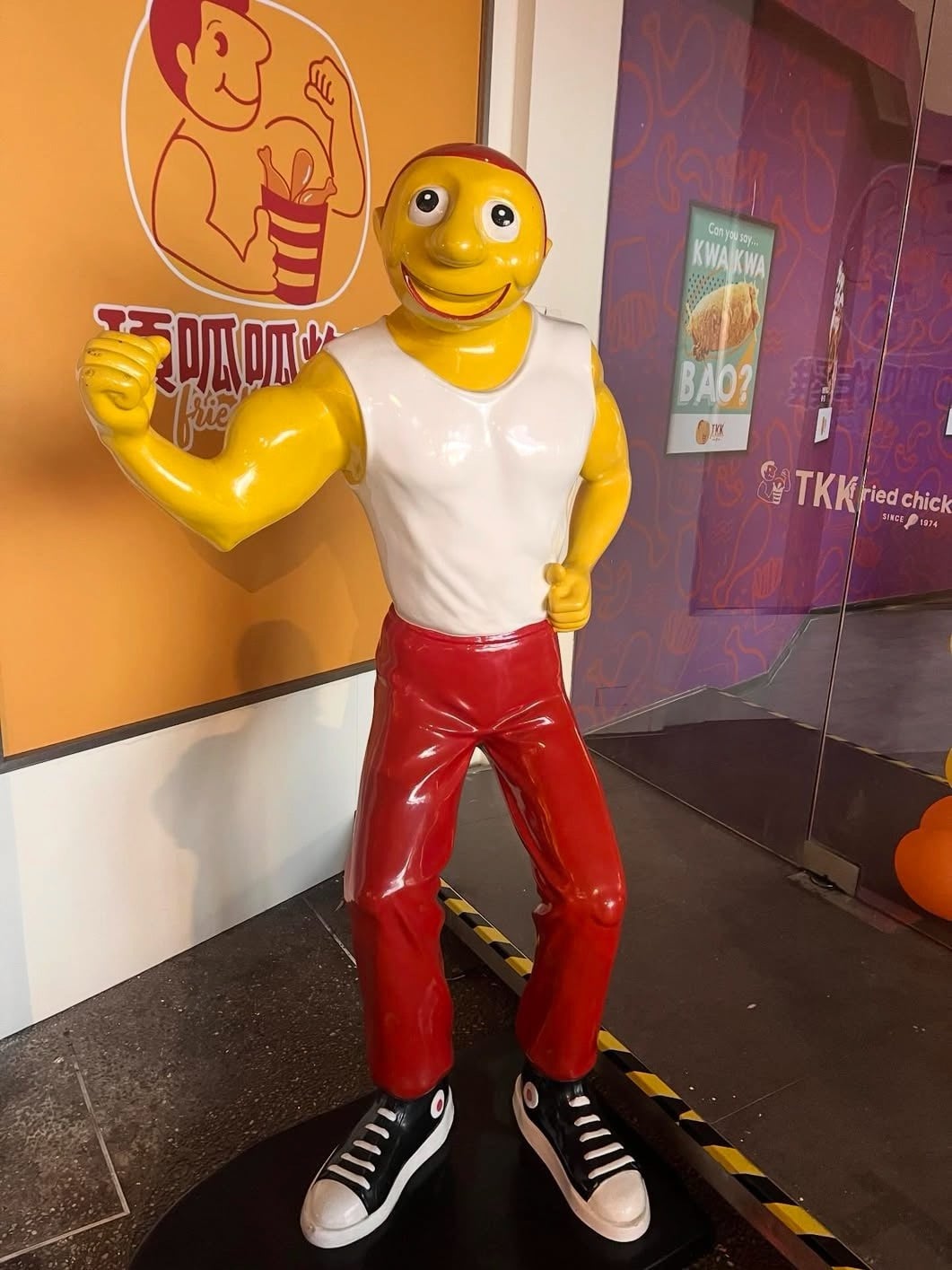 頂呱呱吉祥物阿勇 1:1 模型現身門市引熱議!網笑:「好像要先打贏他才能進去消費⋯」