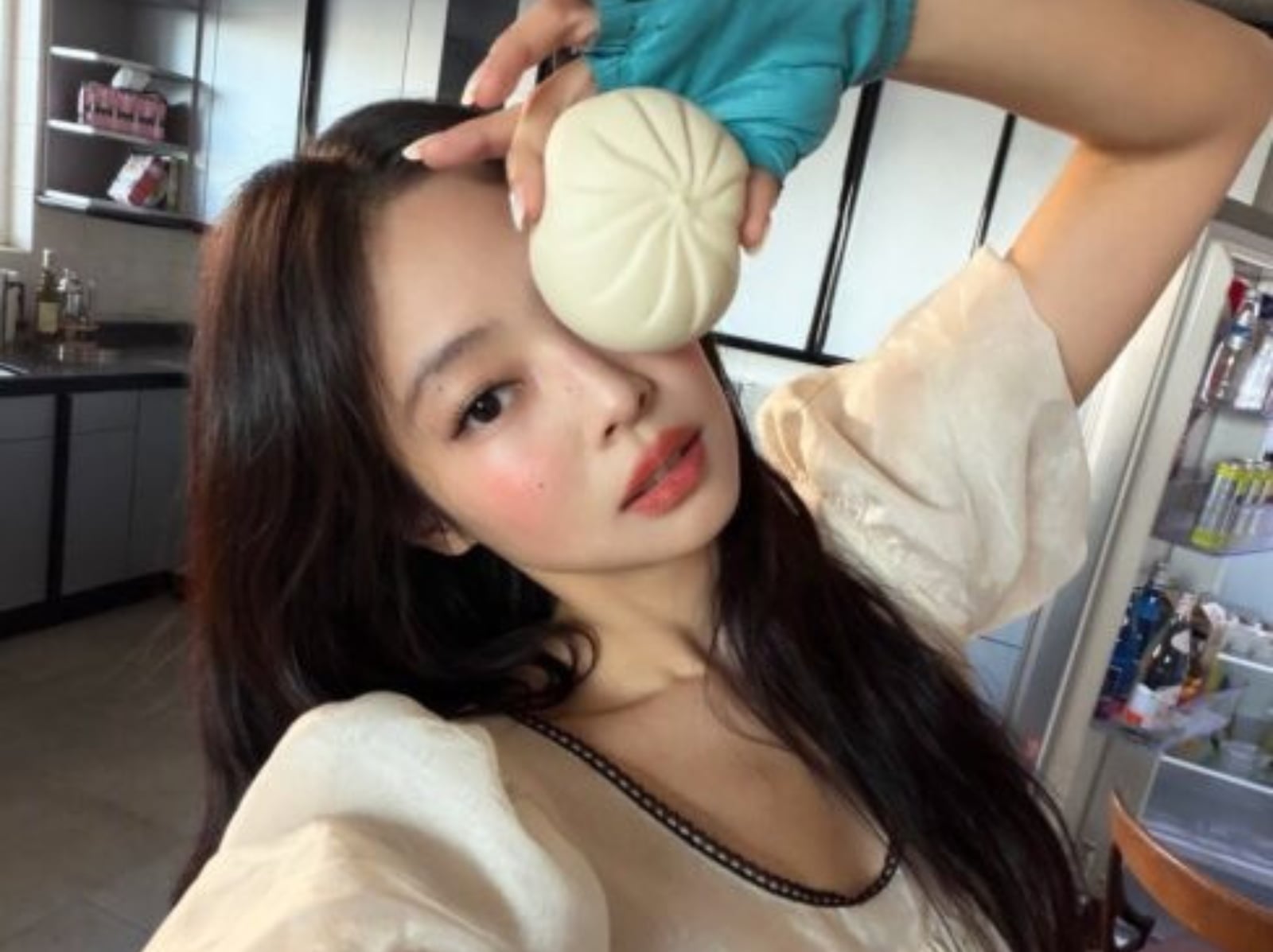 BLACKPINK Jennie 全新會員禮盒曝光！「餃子紓壓球」成最大亮點，網狂讚：「太懂粉絲了！」