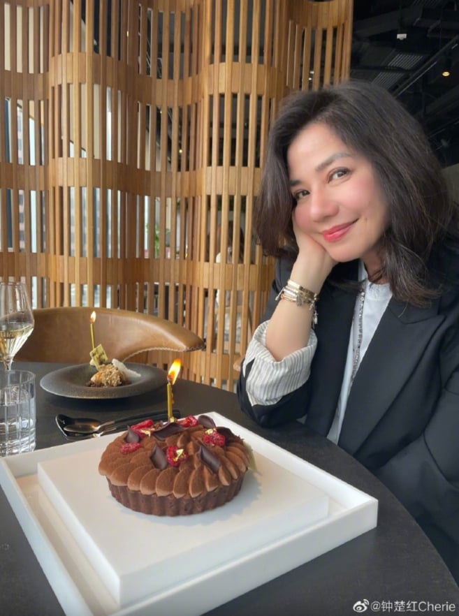 鍾楚紅近況曝光!66 歲素顏自拍,零濾鏡真實面貌引網讚:「這就是自然美!」