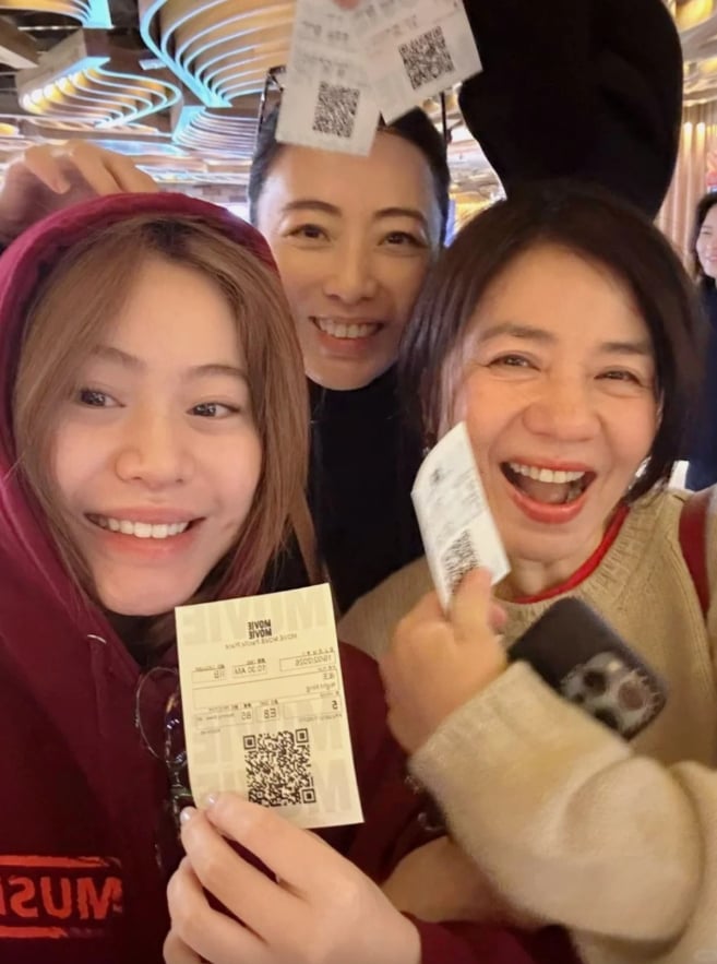 鍾楚紅近況曝光!66 歲素顏自拍,零濾鏡真實面貌引網讚:「這就是自然美!」