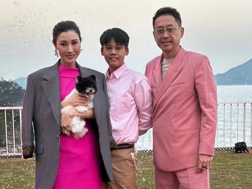 李嘉欣 15 歲兒子身高直逼 190 公分！網友心動：「帥哥逆襲！」