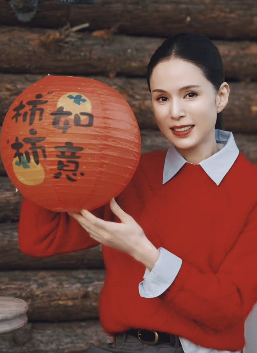 李若彤新年拍賀歲影片!人形抱枕太扁被誤認紙紮人偶!