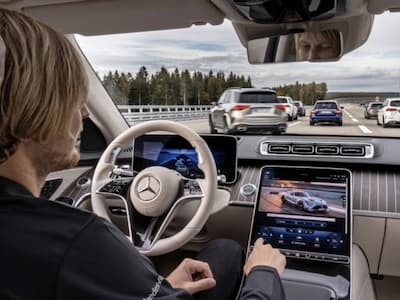 Apple CarPlay 驚喜升級！iOS 26.4 支援 AirPlay 影片車內播放！