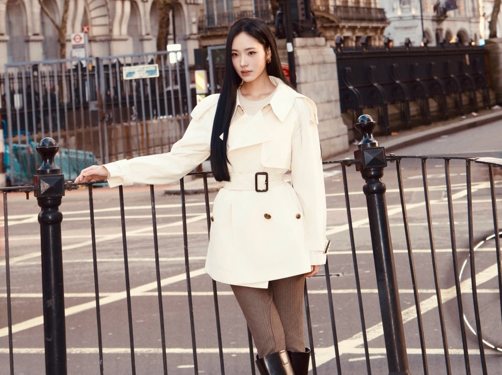 小 S 二女兒許韶恩 Lily 身高 168 同場少女時代潤娥！首闖時裝週穿 Burberry 逆天美腿辣翻全網！