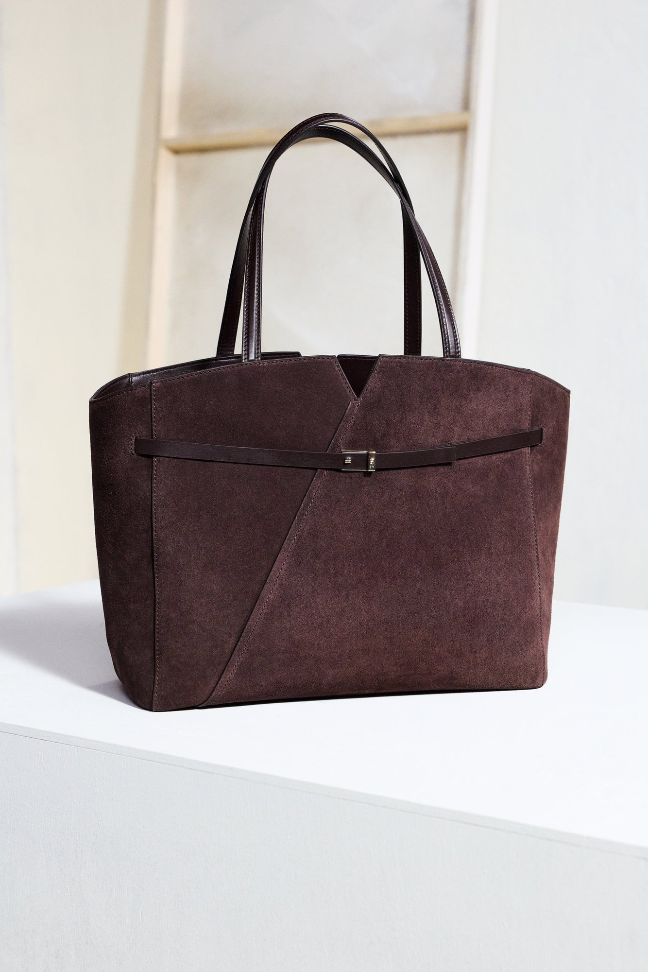 上班族必備包包來了!BOSS REVERS 用「翻領西裝」靈感打造,網喊:根本職場女性的夢想逆襲單品!