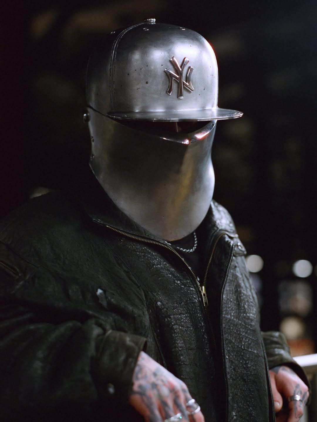 New Era 洋基帽變身中世紀頭盔？紐約街頭最狂客製造型曝光