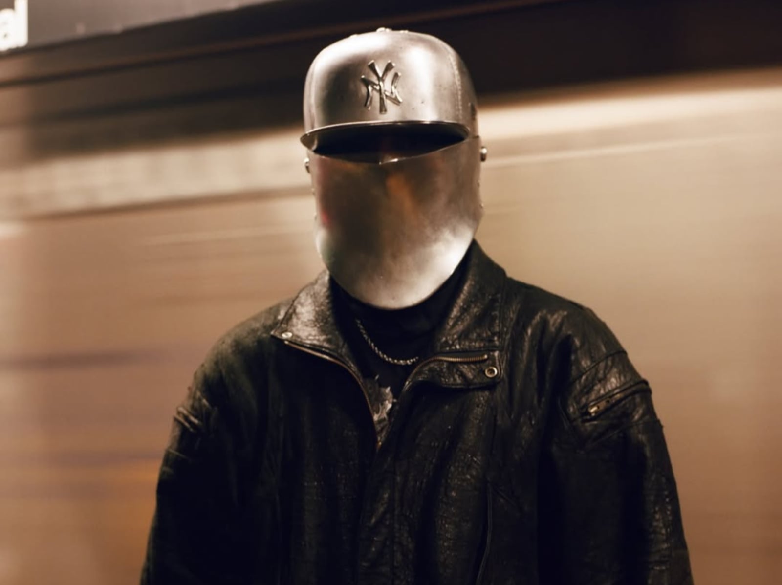 New Era 洋基帽變身中世紀頭盔？紐約街頭最狂客製造型曝光